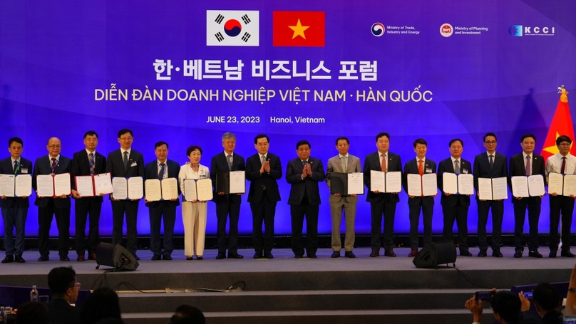 Executives of Petrovietnam, PV Power, and T&T Group pose with documents exchanged with South Korean partners at the Vietnam-South Korea business forum in Hanoi, June 23, 2023. Photo courtesy of Petrovietnam.