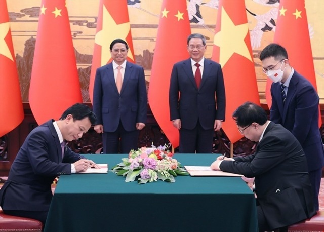PM Pham Minh Chinh and Chinese Premier Li Qiang witness the signing of a cooperation agreement between Vietnam's Ministry of Natural Resources and Environment and China's Ministry of Natural Resources. Photo courtesy of VNA.