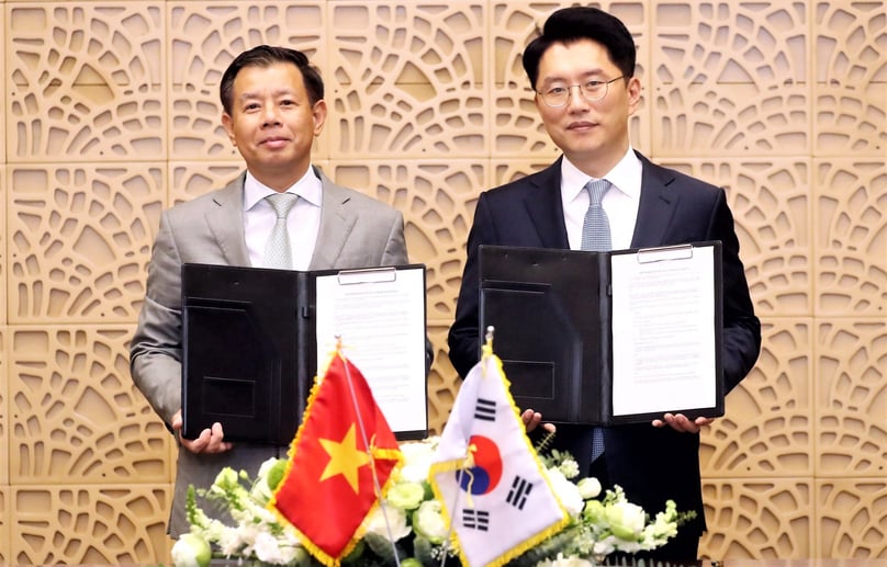 Nguyen Viet Quang (L), Vingroup CEO and VinFast director of customer services, and Kakao Mobility CEO Ryu Geung-Seo pose for picture at their partnership signing in Hanoi on June 23, 2023. Photo courtesy of Kakao Mobility.