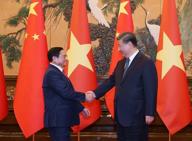 Vietnamese PM Pham Minh Chinh (left) shakes hands with Party General Secretary and President of China Xi Jinping in Beijing on June 27, 2023. Photo courtesy of Vietnam News Agency.