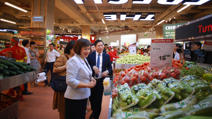 Le Viet Nga (in white), deputy director of the Ministry of Industry and Trade's domestic markets department, joins the opening of a supermarket in Hanoi on June 23, 2023. Photo courtesy of Viet People newspaper.