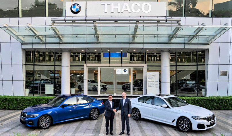 Thaco Group chairman Tran Ba Duong (L) and Lars Nielsen, managing director of BMW Group Asia, at the BMW Sala showroom in Ho Chi Minh City in December 2022. Photo courtesy of BMW.