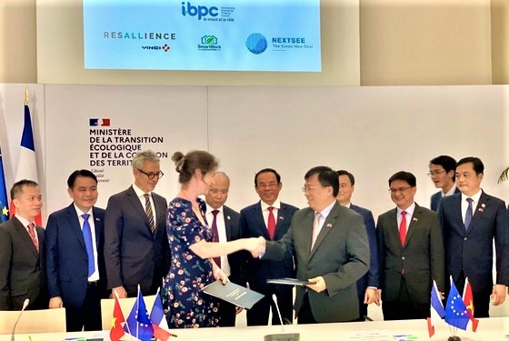 Nguyen Thanh Nha (R), Director, HCMC Department of Planning & Architecture, shakes hands with Helene Peskine, Permanent Secretary, Plan Urbanisme Construction Architecture, while signing a cooperation MoU in Paris on June 27, 2023. Photo courtesy of Saigon Liberation newspaper. 