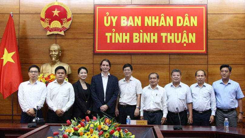 Stuart Livesey (fourth, left), senior director and head of CIP in Vietnam, and Nguyen Hong Hai (fourth, right), Vice Chairman of Binh Thuan province, at a meeting in the south-central province, June 26, 2023. Photo courtesy of Binh Thuan newspaper.