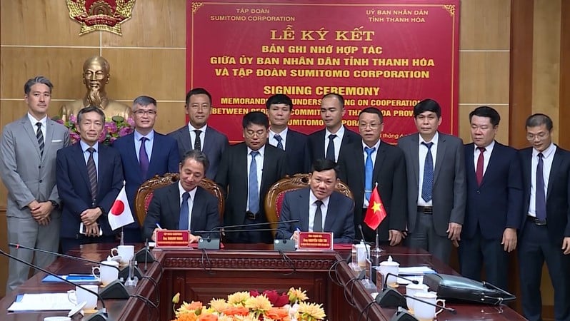 Thanh Hoa Vice Chairman Nguyen Van Thi (front, right) and Sumitomo representative Takashi Yanai sign a memorandum of understanding to build an industrial park in the central province on June 28, 2023. Photo courtesy of Thanh Hoa Television.