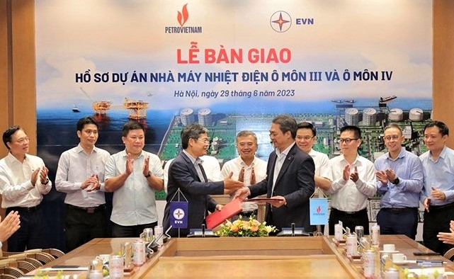Representatives of Electricity of Vietnam and Petrovietnam sign an agreement on the transfer of O Mon 3 and O Mon 4 thermal power projects at a ceremony in Hanoi on June 29, 2023. Photo courtesy of Petrovietnam.
