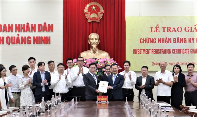 Quang Ninh Acting Chairman Cao Tuong Huy (front, right) grants investment certificates to Foxconn at a ceremony in the northern province on June 29, 2023. Photo courtesy of Quang Ninh newspaper.