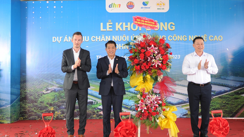 Tay Ninh Chairman Nguyen Thanh Ngoc (right) attends a ceremony to kick off the construction of a De Hues-Hung Nhon project in the southern province on July 3, 2023. Photo courtesy of Tay Ninh newspaper.
