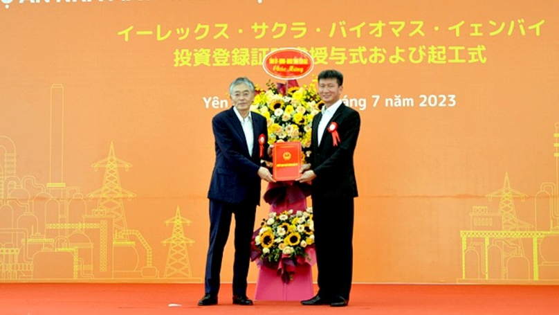 Yen Bai province Chairman Tran Huy Tuan (right) grants the investment certificate for a biomass fuel plant to an Erex executive on July 6, 2023. Photo courtesy of Yen Bai newspaper.