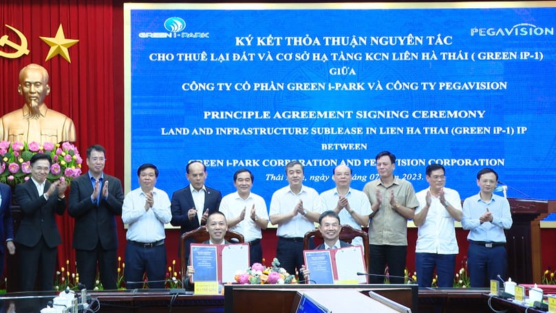 Executives of Pegavision and Green i-Park sign a land lease agreement in Thai Binh province, northern Vietnam on July 5, 2023. Photo courtesy of Thai Binh Television.