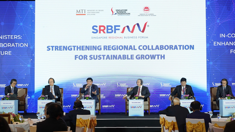 Minister of Planning and Investment Nguyen Chi Dung (center) speaks at the Singapore Regional Business Forum in Hanoi on July 7, 2023. Photo courtesy of the forum.
