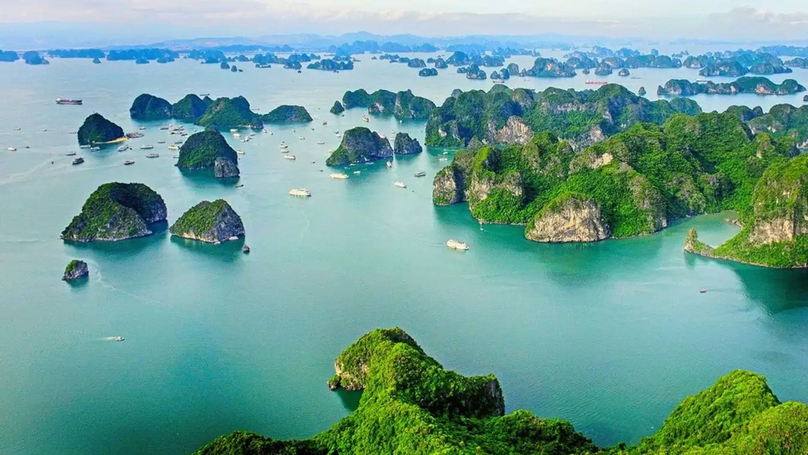 Ha Long Bay was recognized by UNESCO in 1994 and in 2000 as a world natural heritage. Photo courtesy of Traveloka platfom.