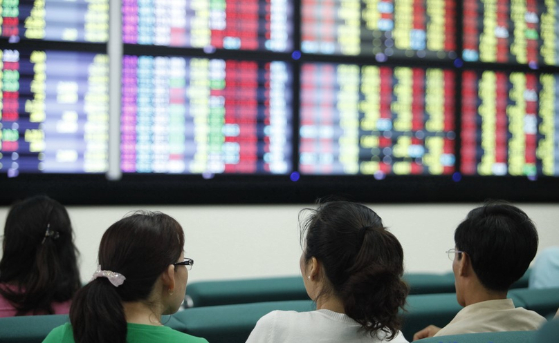 Investors watch Vietnam bourse developments. Photo by The Investor/Gia Huy.