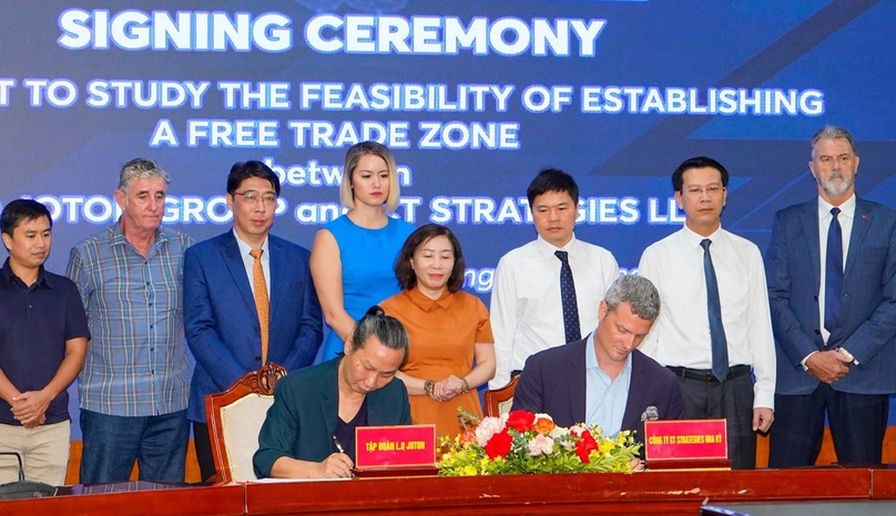Representatives of L.Q Joton Group and CT Strategies LLC sign a feasibility study contract, July 8, 2023 in Hai Phong city, northern Vietnam. Photo courtesy of Hai Phong’s news portal.