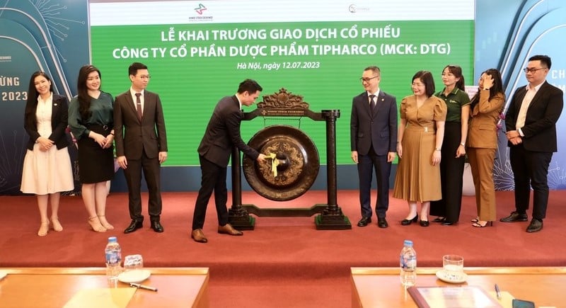 A Tipharco executive hits the gong to open the firm's first trading session on the Hanoi bourse on July 12, 2023. Photo courtesy of the company.