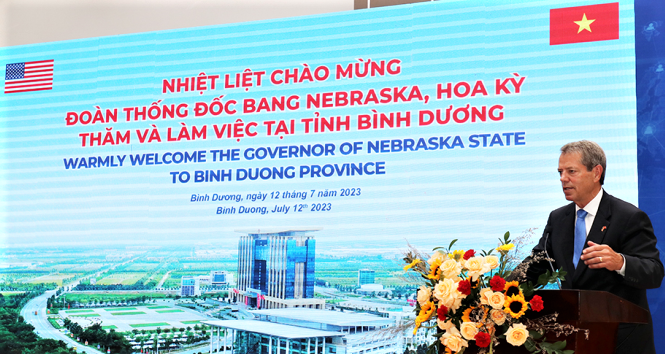 Nebraska Governor Jim Pillen delivers a speech in Binh Duong province, southern Vietnam. Photo courtesy of the province’s portal.