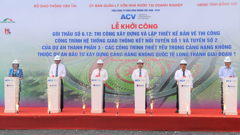 Senior officials of the Long Thanh airport investor ACV and construction consortium leader Deoca Group at the groundbreaking ceremony for building two link roads in Dong Nai province, southern Vietnam, July 14, 2023. Photo courtesy of Vietnam News Agency.