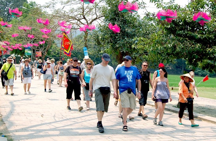 European toursists visit Vietanam. Photo courtesy of Tourism magazine.