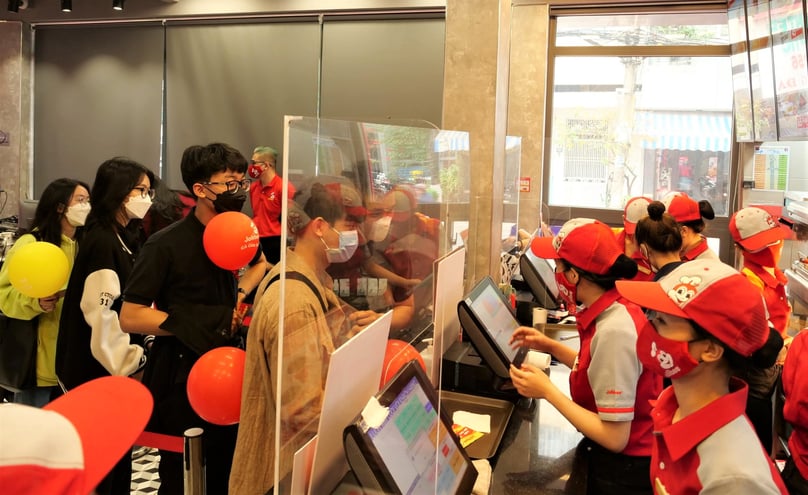 Vietnamese customers line up to place their orders at a Jollibee outlet in Danang city, central Vietnam. Photo courtesy of Jollibee.