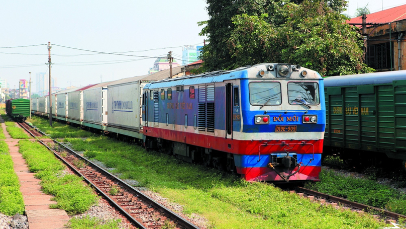 A Vietnam Railways train with refrigerated containers. Photo courtesy of Vietnam Railways.
