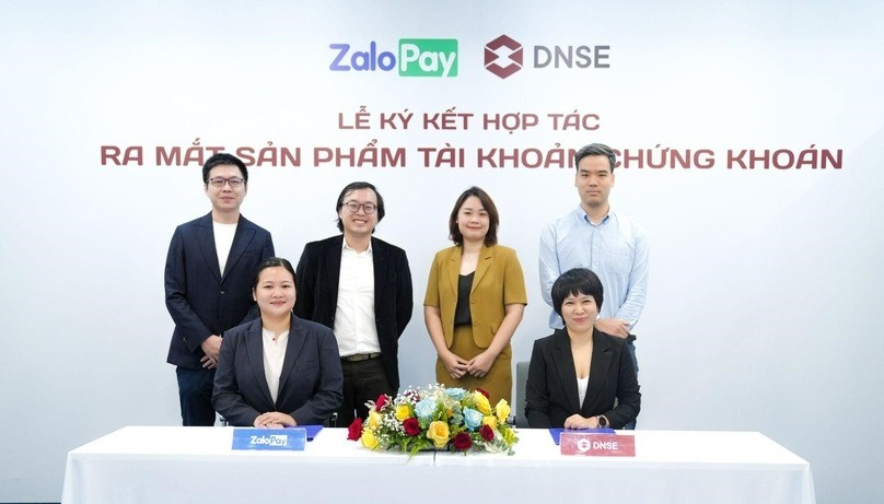 Le Lan Chi, general director of ZaloPay (left, front), and Pham Thi Thanh Hoa, general director of DNSE at the signing ceremony of a cooperation agreement in Ho Chi Minh City, July 17, 2023. Photo courtesy of ZaloPay.