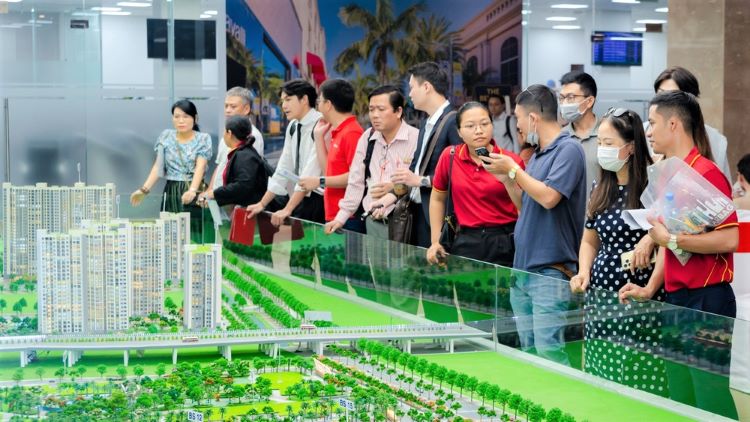Customers look to buy apartments at the Glory Heights project in Vinhomes Grand Park urban area, Thu Duc city, HCMC. Photo by The Investor/Vu Pham.