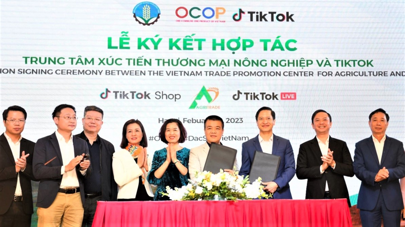 Representatives of Tik Tok Shop and the Vietnam Trade Promotion Center for Agriculture at their business cooperation MoU signing ceremony in Hanoi in February 2023. Photo courtesy of magazine VnEconomy.vn