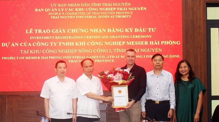A representative of Messer receives an investment certificate from Thai Nguyen authorities. Photo courtesy of Thai Nguyen newspaper.