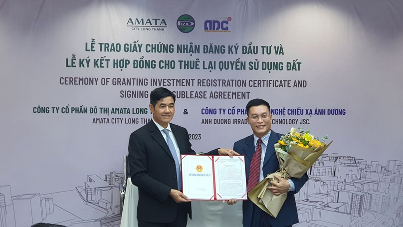 Nguyen Quoc Truong, CEO of Anh Duong Irradiation Technology, receives an investment certificate for his company’s project at the Long Thanh high-tech industrial park, Dong Nai province, southern Vietnam, July 17, 2023. Photo courtesy of Amata.
