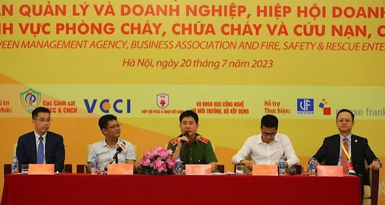 Major General Nguyen Tuan Anh, head of the Department of Fire Prevention, Fighting and Rescue under the Ministry of Public Security, speaks at a dialogue with businesses in Hanoi, July 20, 2023. Photo courtesy of People newspaper.