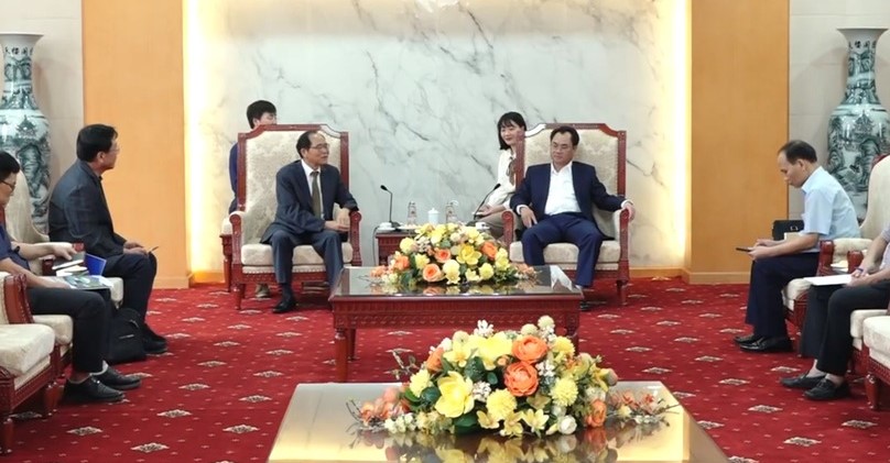 Thai Nguyen Chairman Trinh Viet Hung (right) at a meeting with SR Tech CEO You Soo Don in the northern province, July 21, 2023. Photo courtesy of Thai Nguyen's news portal.