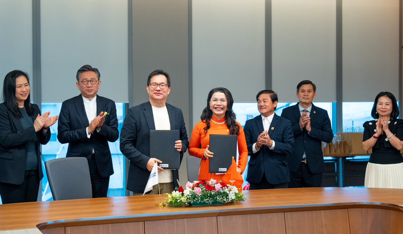 Kim Oanh Group chairwoman Dang Thi Kim Oanh (middle) and Surbana Jurong CEO Sean Chiao on her right at their partnership signing ceremony in Singapore on July 14, 2023. Photo courtesy of Kim Oanh Group.