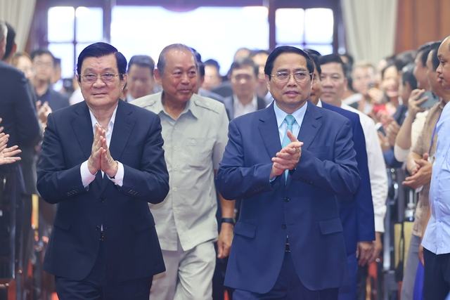Prime Minister Pham Minh Chinh (right) and former State President Truong Tan San at a conference that announced Long An’s master plan in the southern province, July 25, 2023. Photo courtesy of the government portal.