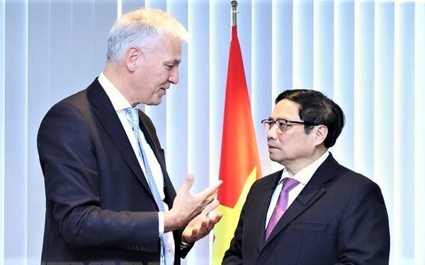 Vietnamese Prime Minister Pham Minh Chinh (R) meets with Andries Gryffroy, head of the Belgian-Vietnamese Alliance, in Belgium on December 15, 2022. Photo courtesy of Vietnam News Agency.