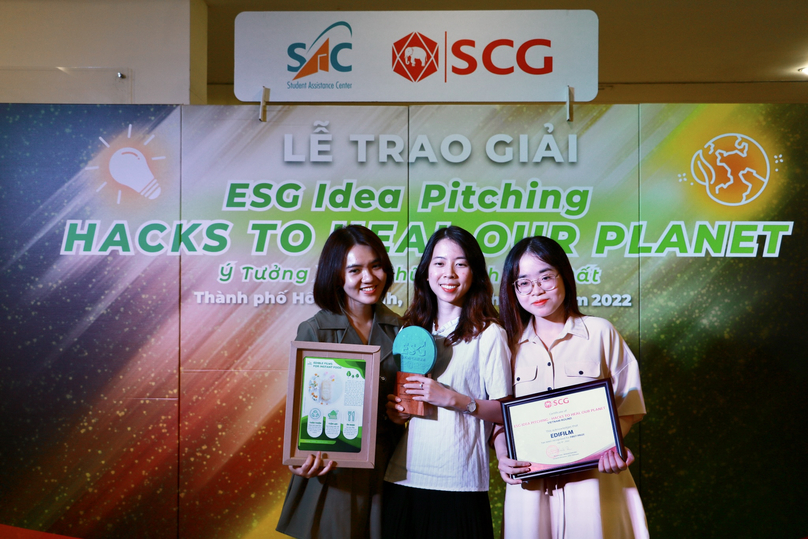 Nguyen Vu Nhu Quynh (R) proves that a sustainable future starts with the young generation. Photo courtesy of SCG.