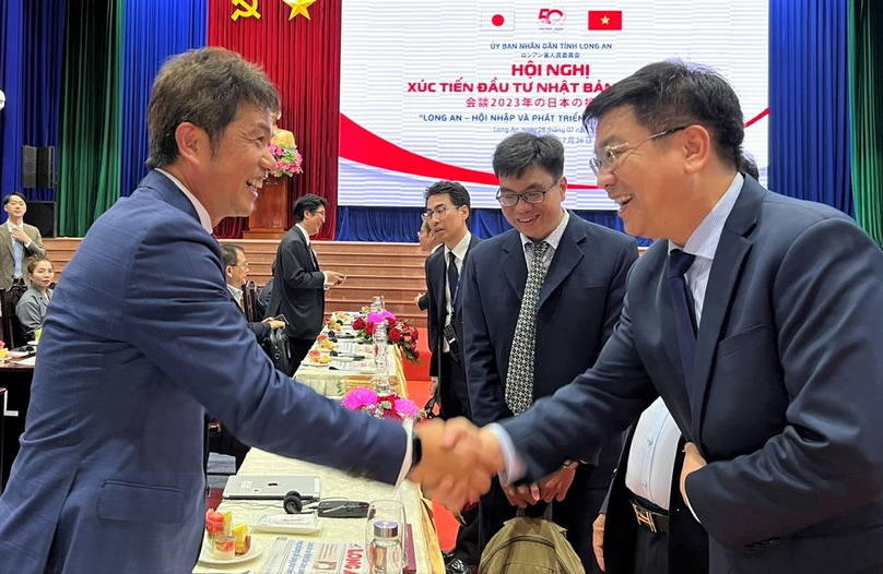 Ibaraki Prefecture Governor Oigawa Kazuhiko (L) shakes hands with Phan Van Chinh, deputy CEO of Vietnam’s industrial developer IDICO at the Japan-Long An investment promotion conference on July 28, 2023. Photo by The Investor/Nguyen Tuong.