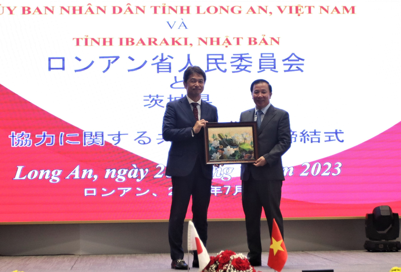 Long An province’s Chairman Nguyen Van Ut (R) and Ibaraki Prefecture Governor Oigawa Kazuhiko on stage after signing a joint statement for bilateral cooperation on July 28, 2023 in Long An. Photo by The Investor/An Thuan.
