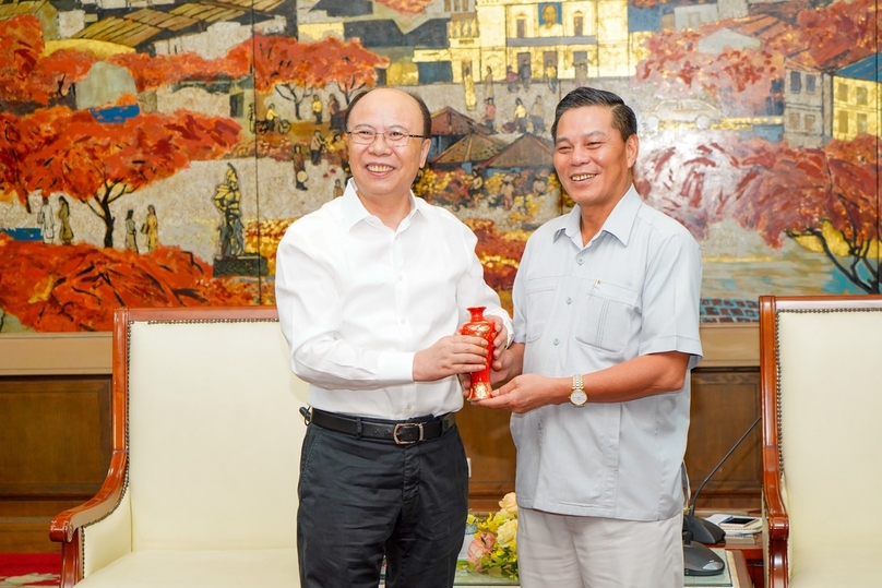 Hai Phong Chairman Nguyen Van Tung (R) and Wolong chairman Chen Jiancheng have a meeting in the northern city on July 26, 2023. Photo courtesy of Hai Phong's news portal.