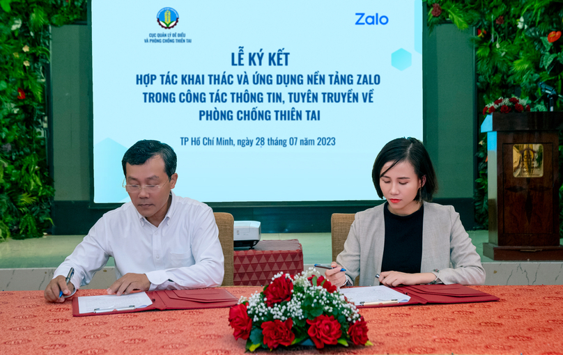 Representatives of the the National Disaster Prevention and Control Steering Committee and Zalo signed a cooperation agreement on July 28, 2023. Photo courtesy of Zalo.