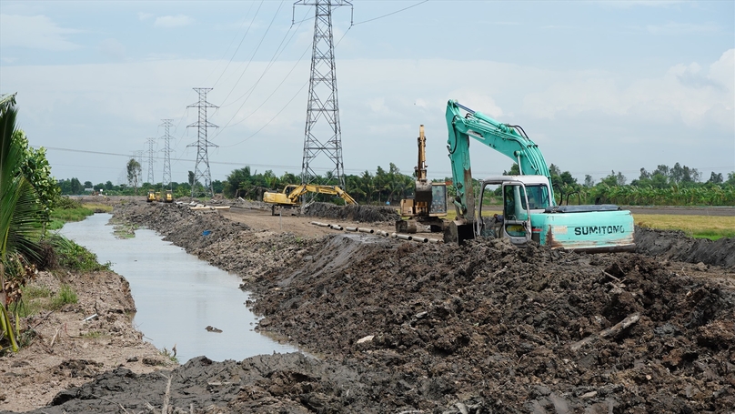 A road connecting the VSIP Can Tho with National Highway 80 is being built in the Mekong Delta city. Photo courtesy of Labor newspaper.