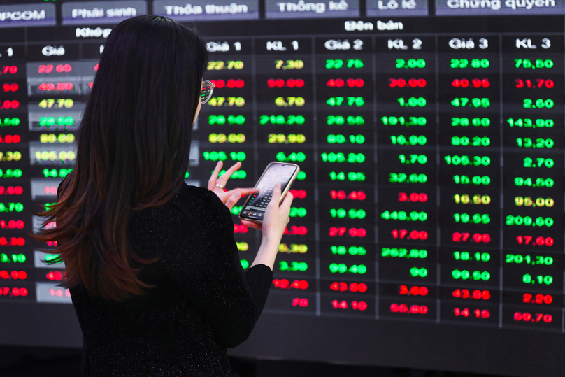 An investor tracks prices of Vietnamese equities. Photo by The Investor/Trong Hieu. 