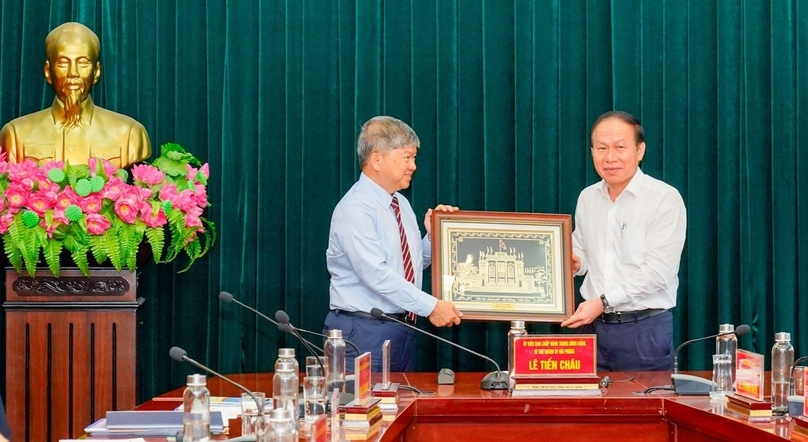 Le Tien Chau (R), Secretary of Hai Phong city's Party Committee, gifts a souvenir to KinderWorld chairman Ricky Tan at a meeting in the northern city on July 31, 2023. Photo courtesy of Hai Phong's news portal.