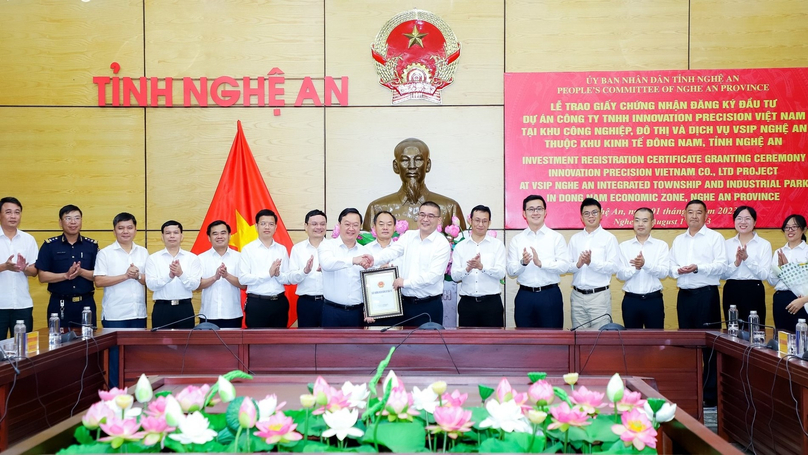 Chủ tịch tỉnh Nghệ An Nguyễn Đức Trung (phía trước, bên trái) trao giấy chứng nhận đầu tư cho Công ty Innovation Precision Việt Nam tại tỉnh Nghệ An, miền Trung Việt Nam vào ngày 1 tháng 8 năm 2023. Ảnh do báo Nghệ An cung cấp.