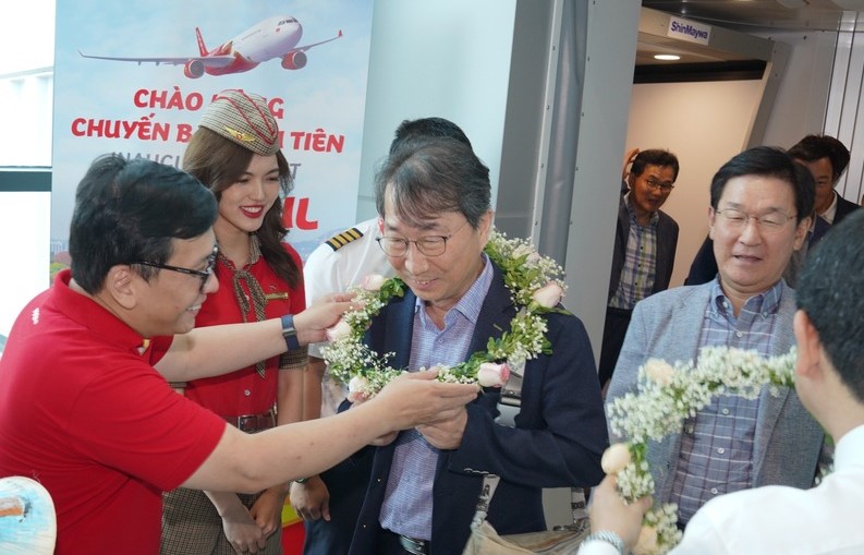 A South Korean visitor arrives on the first non-stop Seoul-Hue flight. Photo courtesy of Vietjet.