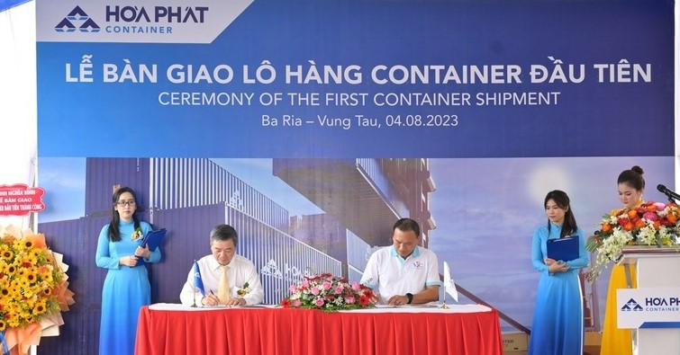 Representatives of Hoa Phat Container Manufacturing JSC and New Way Lines Co., Ltd sign a container hand-over document on August 4, 2023. Photo courtesy of Hoa Phat.
