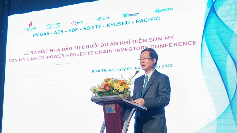 Binh Thuan Chairman Doan Anh Dung speaks at a conference to welcome investors of the Son My LNG-to-power project chain in the south-central province on August 4, 2023. Photo courtesy of PV Gas.
