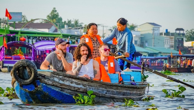 Foreign tourists at the Cai Rang floating market in Can Tho city, southern Vietnam. Photo courtesy of Young People newspaper.