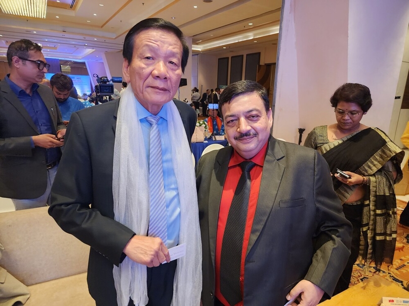 Dr. Nguyen Anh Tuan, standing vice chairman of VAFIE and Editor-in-Chief of The Investor, and an Indian business leader. Photo by The Investor.