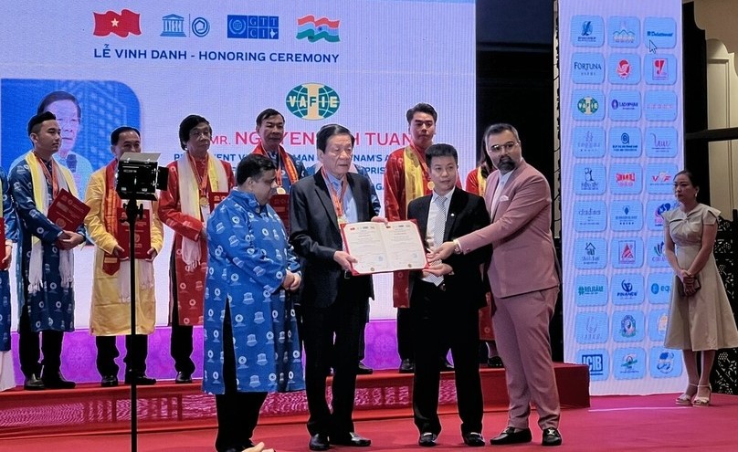 Dr. Nguyen Anh Tuan, standing vice chairman of VAFIE and Editor-in-Chief of The Investor, is awarded the title of Asia-Pacific Outstanding Manager/Intellectual by the Vietnam Federation of UNESCO Associations and the Global Trade and Technology Council of India (GTTC Inidia). Photo by The Investor.