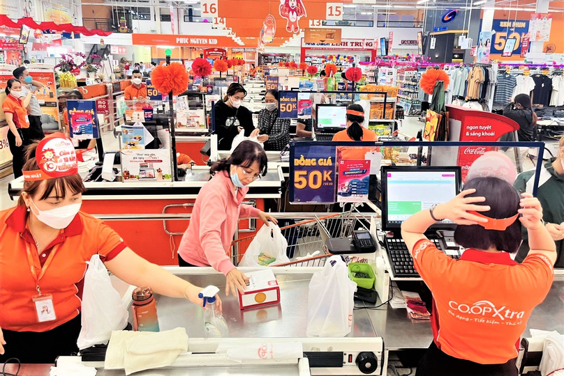 Shoppers at a Co.opXtra hypermarket in Ho Chi Minh City. Photo courtesy of the government portal.
